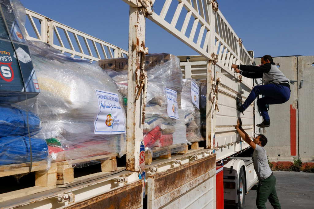 Vodiči zaistili nákladné auto s humanitárnou pomocou, ktoré čaká na vstup do pásma Gazy. FOTO: Reuters