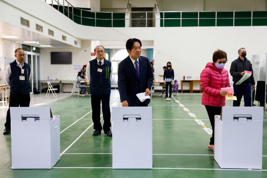 Lai Ching-te, taiwanský viceprezident a prezidentský kandidát vládnucej Demokratickej pokrokovej strany, odovzdáva svoj hlas vo volebnej miestnosti počas prezidentských a parlamentných volieb v Tainane na Taiwane. FOTO: Reuters
