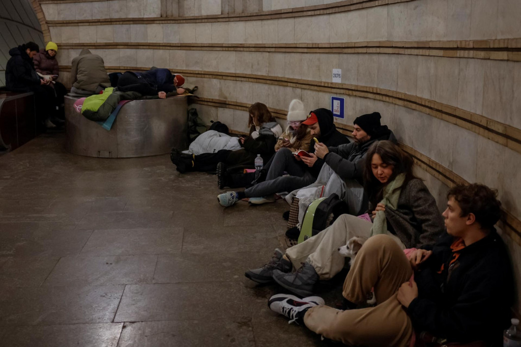 Ľudia sa počas výstrahy pred náletom ukrývajú v stanici metra. FOTO: Reuters