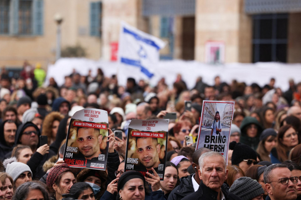 Demonštranti sa zúčastňujú 24-hodinového protestu vyzývajúceho na prepustenie izraelských rukojemníkov v Gaze. FOTO: REUTERS