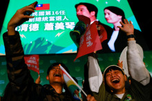 Priaznivci Williama Laja oslavujú jeho víťazstvo v prezidentských voľbách. FOTO: reuters