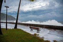 Vlny narážajú na pobrežie uprostred cyklónu Belal v Saint-Denis na ostrove Réunion. FOTO: Reuters/Istagram@ndsprod33