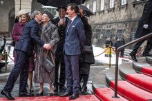 Dánsky kráľ Frederik bozkáva bývalú kráľovnú Margarétu. Následne navštívil dánsky parlament v paláci Christiansborg v Kodani. FOTO: Reuters