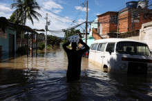 Zaplavené ulice mesta Rio de Janeiro. FOTO: Reuters
