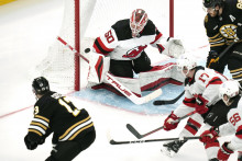Slovenský hokejista v drese New Jersey Devils Šimon Nemec (17) a hráč Bostonu Bruins Charlie Coyle (vľavo). FOTO TASR/AP


