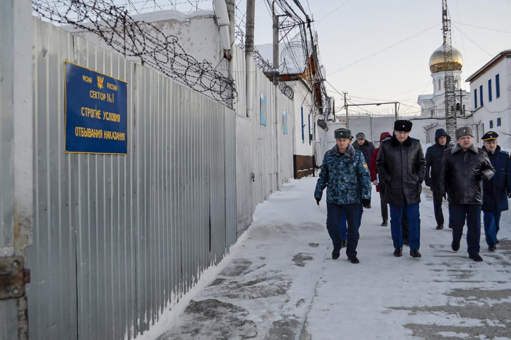 Skupina úradníkov kráča v areáli trestaneckej kolónie v meste Charp, v Jamalskoneneckej oblasti, 1900 km severovýchodne od Moskvy