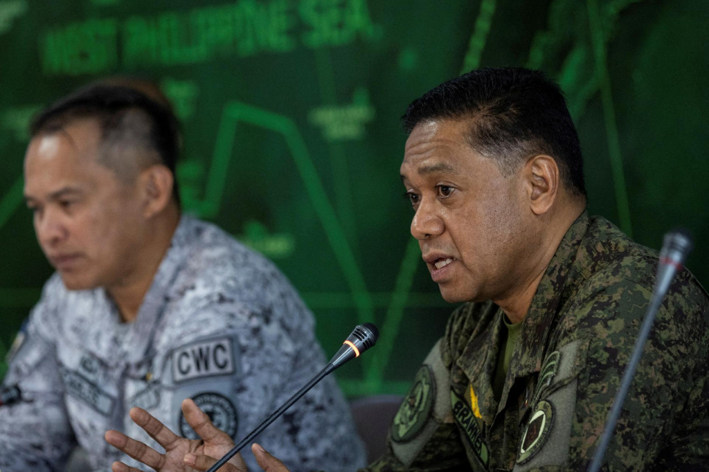Náčelník štábu ozbrojených síl Filipín generál Romeo Brawner po boku šéfa západného velenia viceadmirála Alberta Carlosa. FOTO: Reuters