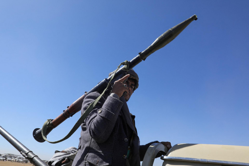 Kmeňový prívrženec jemenských Húsíov nesie odpaľovač RPG počas protestu proti nedávnemu americkému ťaženiu proti Húsíom. FOTO: Reuters