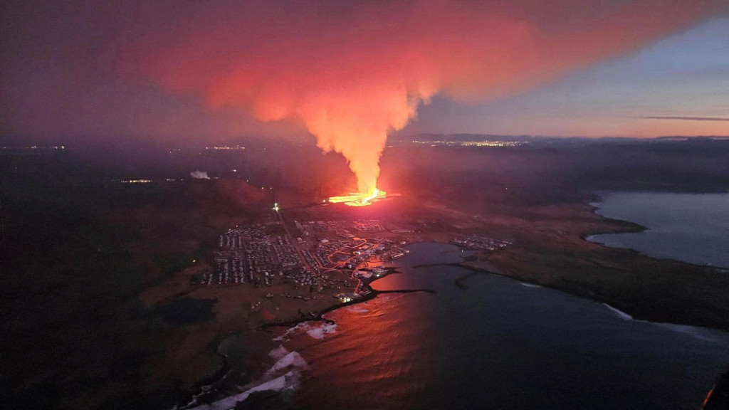 Sopka chrlí lávu a dym pri erupcii na islandskom polostrove Reykjanes. FOTO: Iceland Civil Protection/Reuters