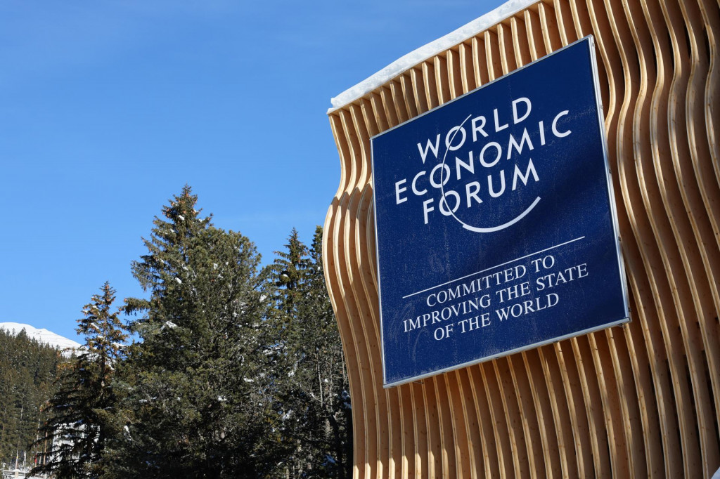 Logo Svetového ekonomického fóra pred výročným stretnutím v Davose vo Švajčiarsku. FOTO: REUTERS