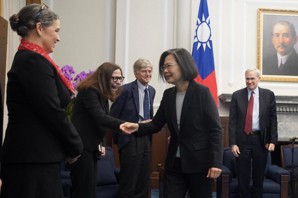 Taiwanská prezidentka Cchaj Jing-wen víta predsedníčku Amerického inštitútu na Taiwane Lauren Rosenbergerovú v prezidentskej budove v meste Tchaj-pej. FOTO: Reuters