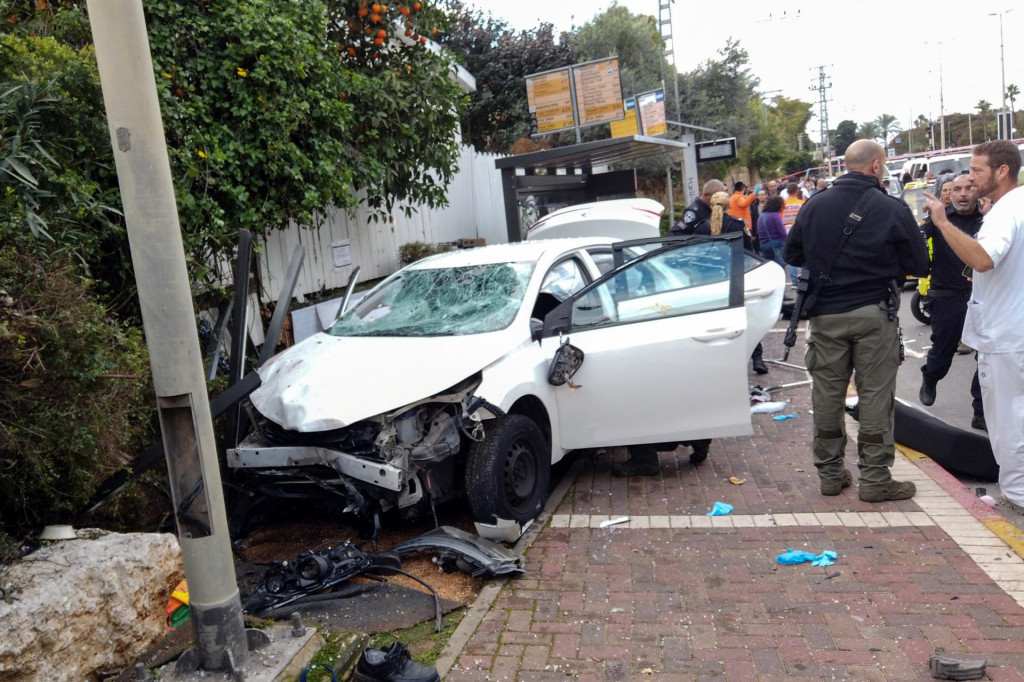 V izraelskom meste Raanana útočník vrazil autom do ľudí. FOTO: Reuters