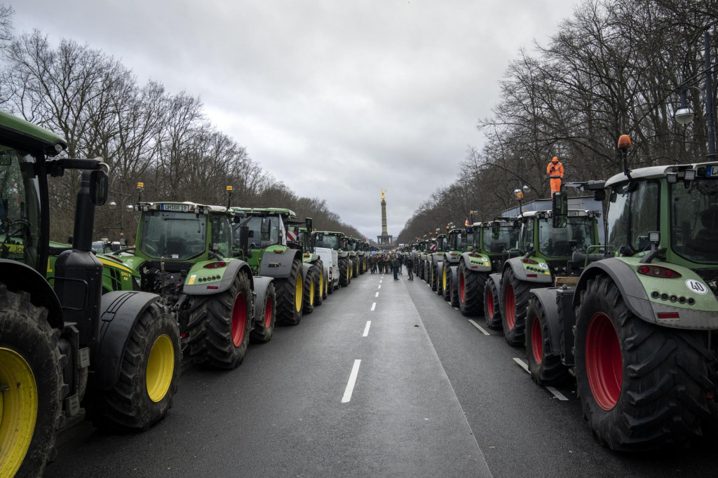 Nemeckí farmári parkujú so svojimi traktormi počas protestu vo vládnej štvrti v Berlíne. FOTO TASR/AP
