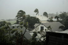 Pre prudký vietor spôsobený tropickou cyklónou Belal s rýchlosťou až 250 kilometrov za hodinu úrady na ostrove Réunion nariadili lockdown. Odvolali ho v utorok. FOTO: TASR/AP