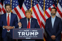 Bývalý americký prezident Donald Trump, jeho synovia Donald Trump Jr. a Eric Trump. FOTO: REUTERS