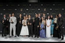 Na snímke tím zo seriálu Beef pózuje s cenou Najlepší krátky seriál počas 75. ročníka odovzdávania amerických televíznych cien Emmy. FOTO: TASR/AP