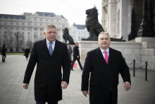 Maďarský premiér Viktor Orbán (vpravo) a slovenský premiér Robert Fico na ceste do sídla vlády v Budapešti. FOTO TASR/Vivien Cher Benko