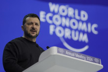 Ukrajinský prezident Volodymyr Zelenskyj vystupuje s prejavom na Svetovom ekonomickom fóre WEF vo švajčiarskom Davose. FOTO: TASR/AP
