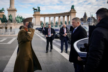 Robert Fico počas uvítacieho ceremoniálu v Budapešti. FOTO: Úradu Vlády SR