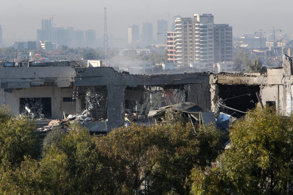 Poškodená budova po raketových útokoch v Erbile v Iraku. FOTO: Reuters