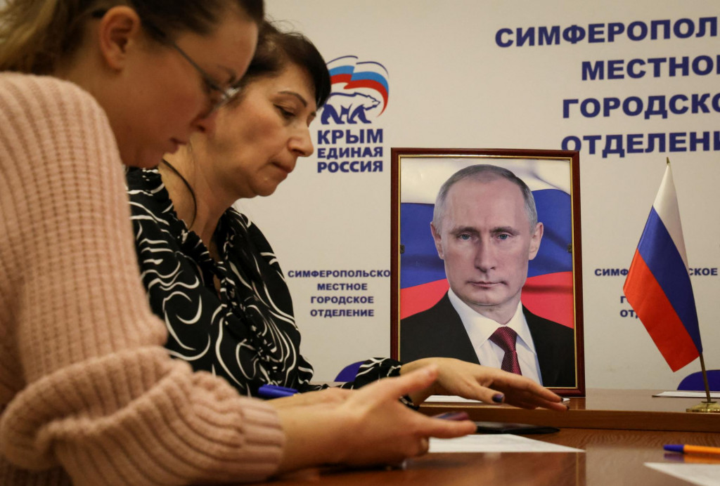 Aktivisti ruskej politickej strany Jednotné Rusko zbierajú podpisy na podporu ruského prezidenta Vladimira Putina ako kandidáta v nadchádzajúcich prezidentských voľbách v Simferopole na Kryme. FOTO: Reuters