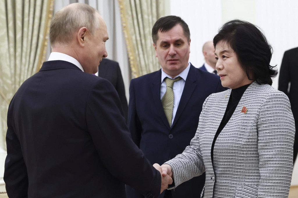Ruský prezident Vladimir Putin si podáva ruku so severokórejskou ministerkou zahraničných vecí Čche Son-hu. FOTO: TASR/AP