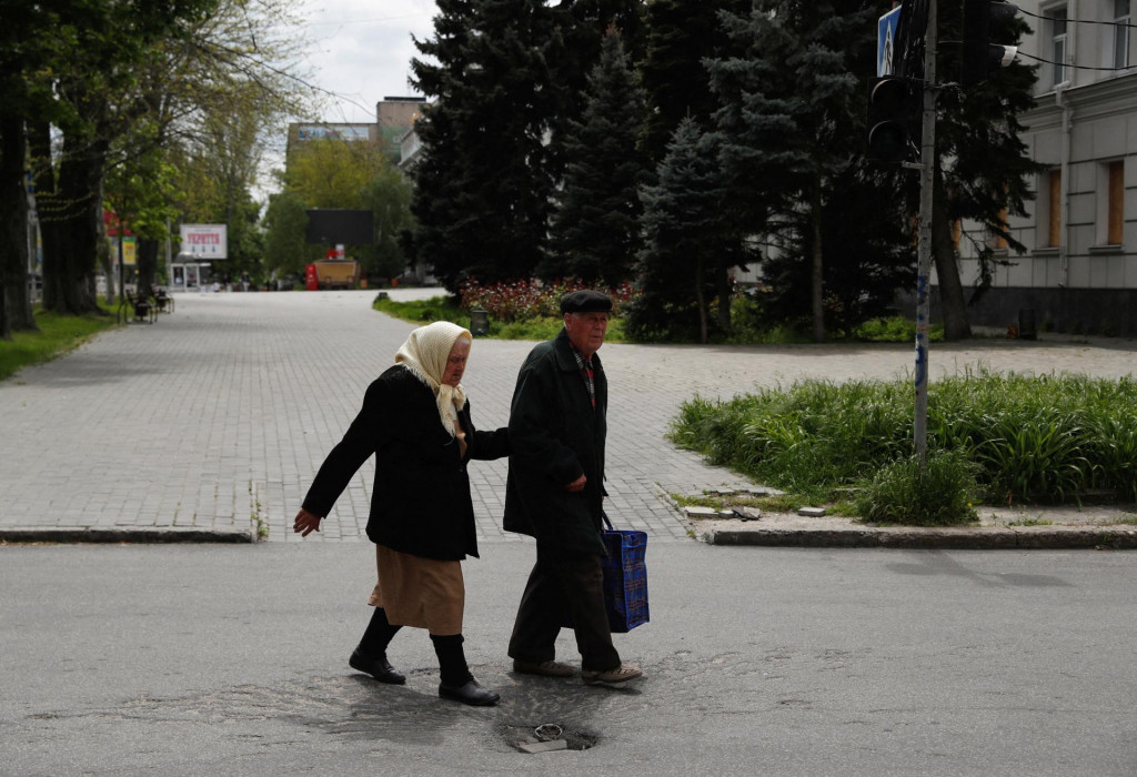Starší pár v Chersone na Ukrajine. FOTO: Reuters