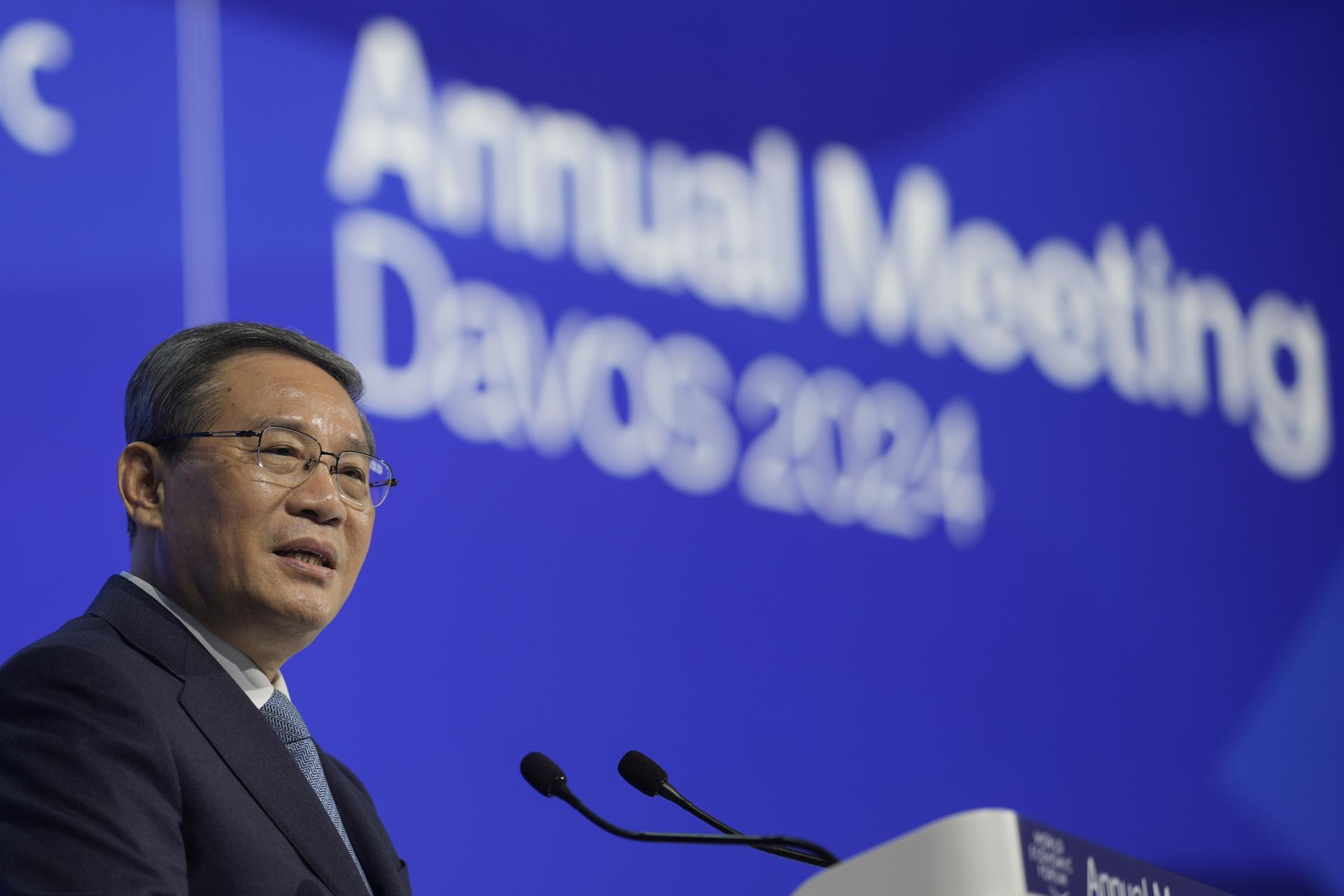 Čínska delegácia zámerne odmietla v Davose rokovať so Zelenským, tvrdí Politico