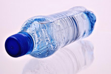 Balená voda je podľa štúdie nabitá kúskami plastu a súvisiacimi chemikáliami.