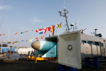 Iránska strela je vystavená počas slávnostného odhalenia na námornej základni v Konaraku. FOTO: Reuters