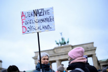 Protest proti pravicovému extrémizmu strany Alternatíva pre Nemecko (AfD) a za ochranu ich demokracie pred Brandenburskou bránou v Berlíne. FOTO: Reuters