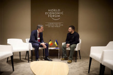 Ukrajinský prezident Volodymyr Zelenskyj a belgický premiér Alexander De Croo počas stretnutia na Svetovom ekonomickom fóre vo švajčiarskom Davose. FOTO: REUTERS