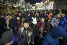 Demonštranti počas protestného zhromaždenia v Belehrade v utorok 16. januára 2024. FOTO TASR/AP