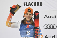 Hoci v rakúskom Flachau Petra Vlhová nezvíťazila, aj z druhej priečky mala naša lyžiarka oprávnenú radosť. FOTO: TASR/M. Baumann