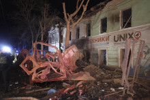 Poškodená obytná budova po ruskom raketovom útoku v Charkove. FOTO: TASR/AP