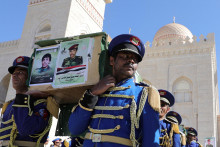 Čestná stráž nesie rakvu bojovníka z radu Húsíov zabitého pri nedávnych útokoch USA. FOTO: Reuters
