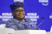 Šéfka Svetovej obchodnej organizácie Ngozi Okonjo-Iwealaová počas panelovej diskusie na Svetovom ekonomickom fóre vo švajčiarskom Davose. FOTO: TASR/AP