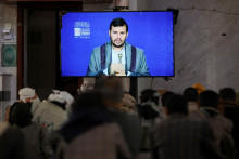 Novoprijatí bojovníci sledujú nahrávku prednášky o Izraeli a Židoch od najvyššieho vodcu hnutia Húsíov, Abdul-Malika al-Húsího. FOTO: Reuters