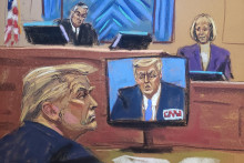 E. Jean Carroll vypovedá pred sudcom Lewisom Kaplanom, keď bývalý prezident USA Donald Trump sleduje zábery. FOTO: Reuters