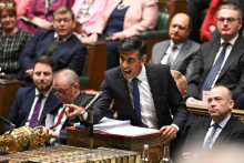 Britský premiér Rishi Sunak hovorí počas otázok premiéra v Dolnej snemovni v Londýne. FOTO: Reuters