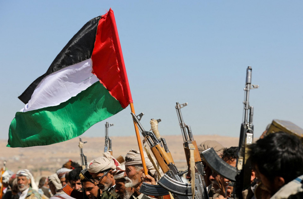 Kmeňoví prívrženci jemenských Húsíov mávajú palestínskou vlajkou. FOTO: Reuters
