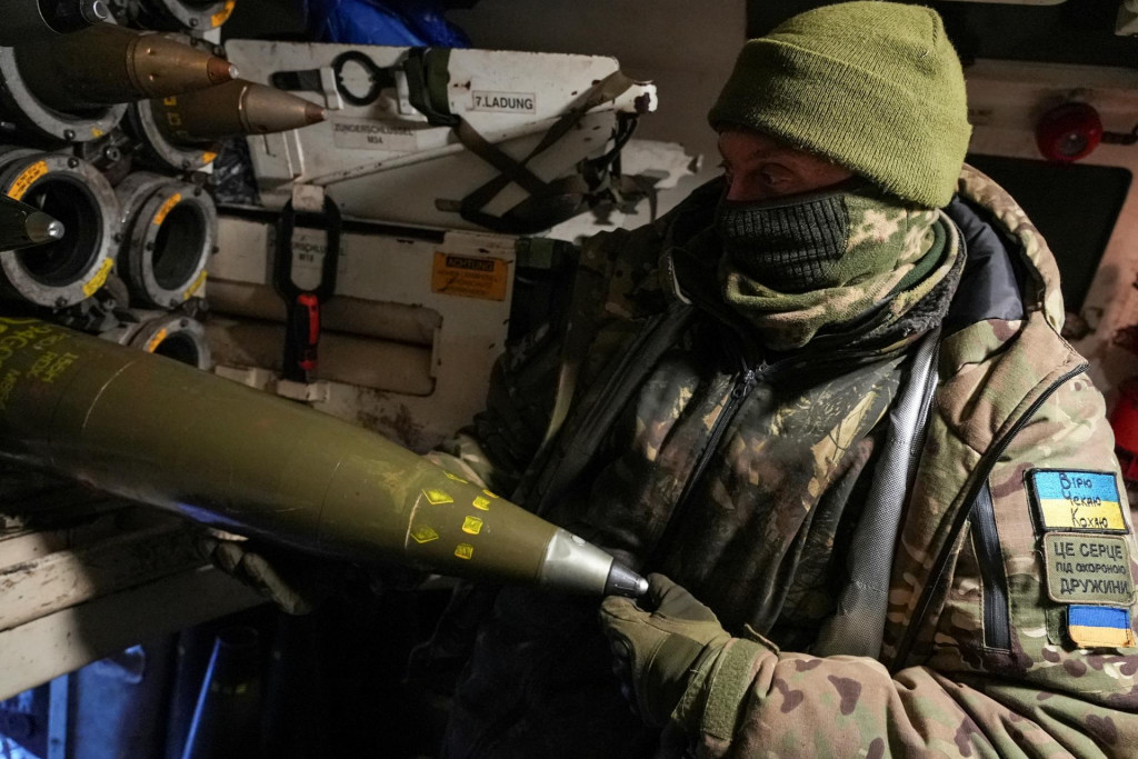 Ukrajinský vojak ukazuje náboje vo vnútri samohybnej húfnice na pozícii blízko frontového mesta Bachmut. FOTO: Reuters