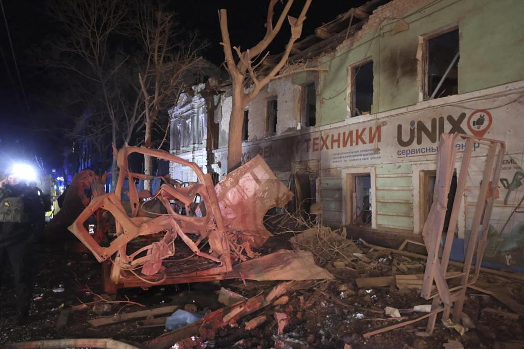 Poškodená obytná budova po ruskom raketovom útoku v Charkove. FOTO: TASR/AP