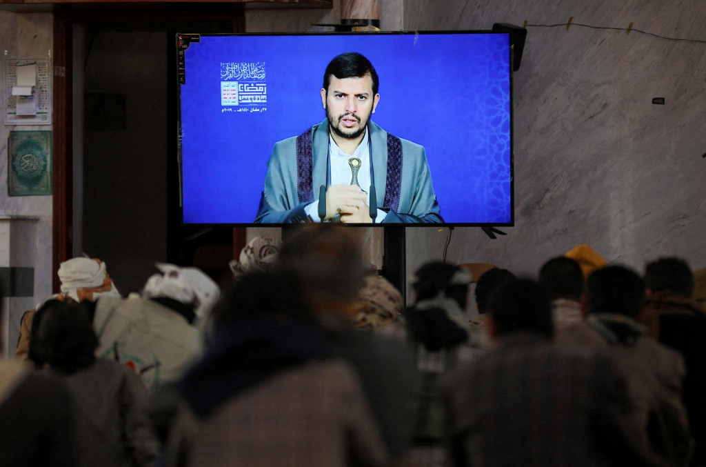 Novoprijatí bojovníci sledujú nahrávku prednášky o Izraeli a Židoch od najvyššieho vodcu hnutia Húsíov, Abdul-Malika al-Húsího. FOTO: Reuters