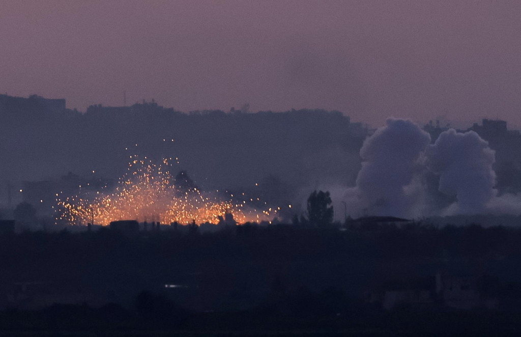 Počas izraelských leteckých útokov v Gaze došlo k výbuchu. FOTO: Reuters