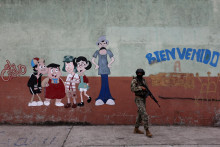 Ekvádorská armáda v uliciach. FOTO: REUTERS