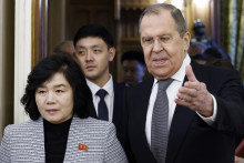 Ruský minister zahraničných vecí a severokórejská šéfka diplomacie Čche Son-hui. FOTO: TASR/AP