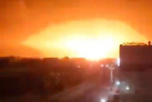 Po útoku v Dhamare v Jemene počas útokov vedených USA na ciele Hosíov došlo k výbuchu. FOTO: Reuters