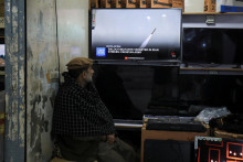 Muž sleduje spravodajský kanál v televízii po tom, ako pakistanské ministerstvo zahraničných vecí uviedlo, že krajina vykonala údery v Iráne namierené proti separatistickým militantom. FOTO: Reuters