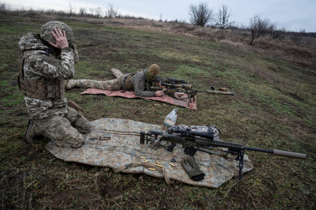 Ilustračná fotografia. Ostreľovači ukrajinskej armády cvičia streľbu na strelnici v blízkosti frontovej línie v Doneckej oblasti. FOTO: Reuters
